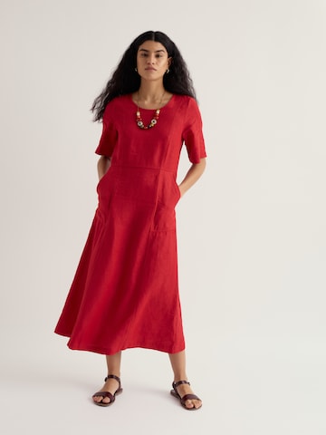 Rochie de vară 'Grass Wave' de la Seasalt Cornwall pe roșu: față