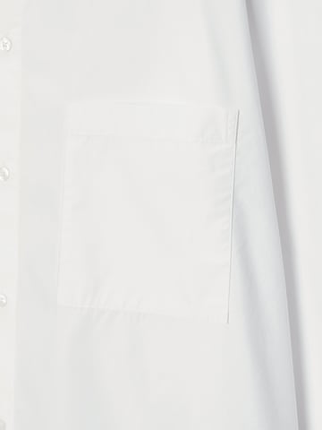 Pull&Bear Comfort Fit Hemd in Weiß