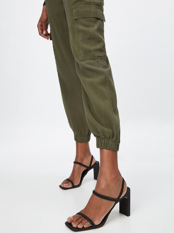 Effilé Pantalon cargo 'ARIS' ONLY en vert