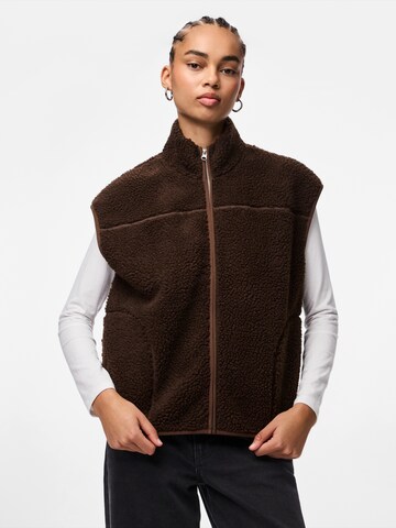 Gilet 'PCSADIA' PIECES en marron : devant
