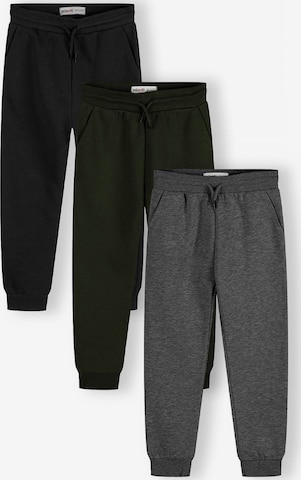 MINOTI Tapered Housut värissä musta: etupuoli