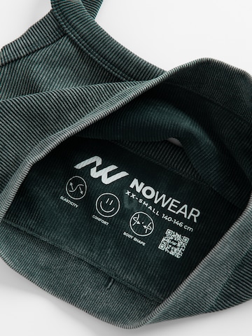 Top de la NoWear pe negru