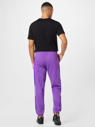 purpurinė ADIDAS ORIGINALS Siaurėjantis Kelnės 'Graphics Camo Sweat'