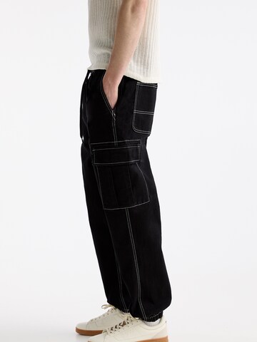 Pull&Bear Tapered Cargofarkut värissä musta