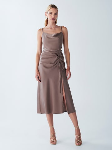 Robe de cocktail 'Tayah' BWLDR en gris : devant