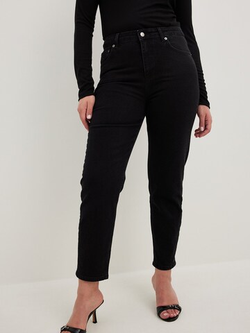 NA-KD Regular Jeans in Black: front