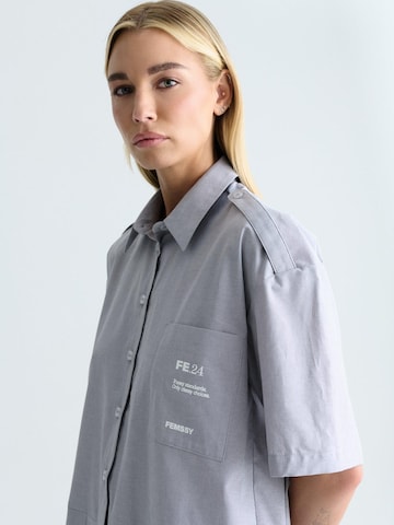 Robe-chemise 'FOLD' FEMSSY en gris