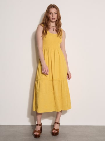 Robe ' ' Apricot en jaune : devant