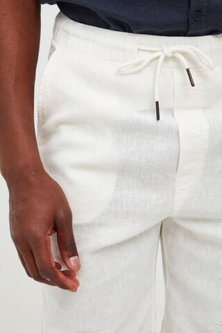 !Solid Regular Pants in White