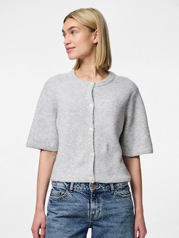 Cardigan 'PCSilly' PIECES en gris : devant