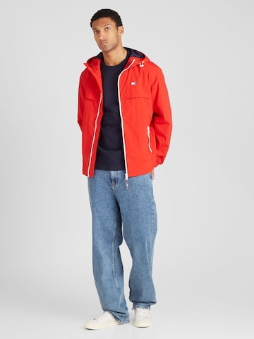 Tommy Jeans Overgangsjakke 'CHICAGO' i rød