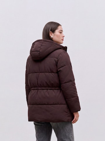 Vero Moda Curve - Chaqueta de invierno 'VMCKyra' en marrón