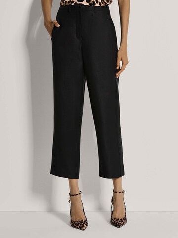 MADELEINE Loosefit Chino in Zwart: voorkant