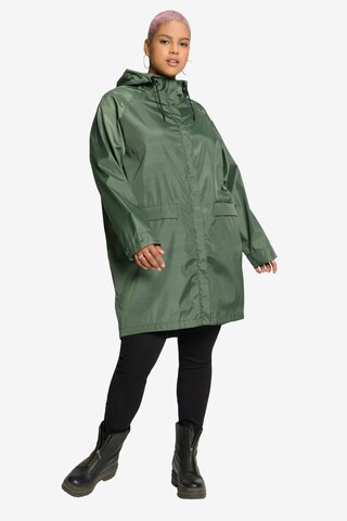 Studio Untold Raincoat in Green: front