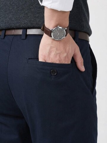 ALLTHEMEN Regular Pleat-Front Pants 'Stofffall' in Blue