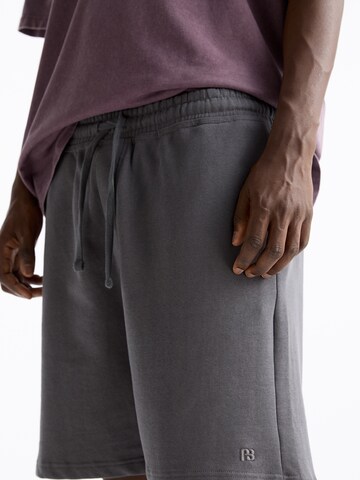 Loosefit Pantalon Pull&Bear en gris