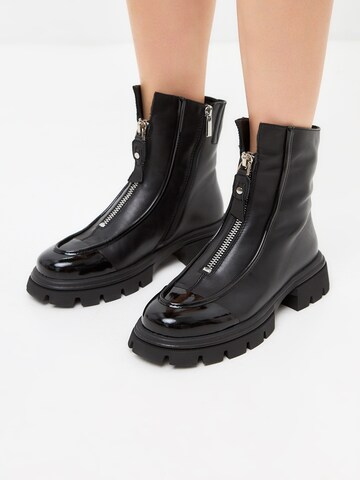 CESARE GASPARI Ankle Boots in Black: front