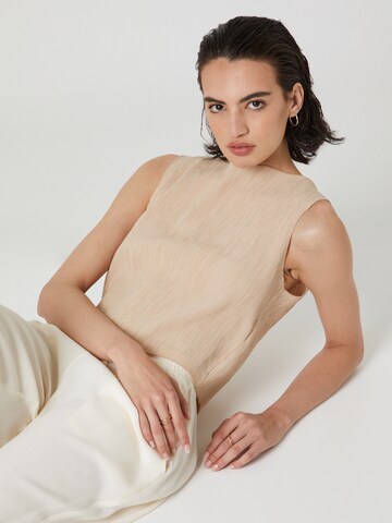 A LOT LESS Blus 'Tasha' i beige: framsida