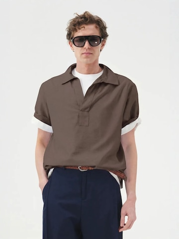 Fit confort Chemise Giesto en marron : devant
