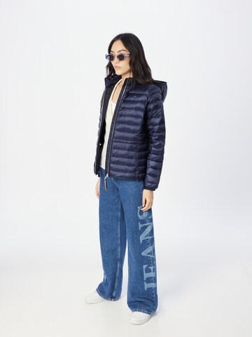 TOMMY HILFIGER Tussenjas in Blauw