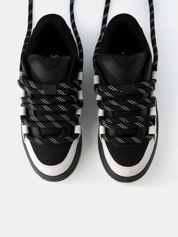 Sneaker low de la Bershka pe negru