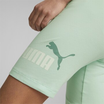 PUMA Skinny Sportshorts in Grün