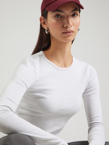 Maglietta di Gina Tricot in grigio