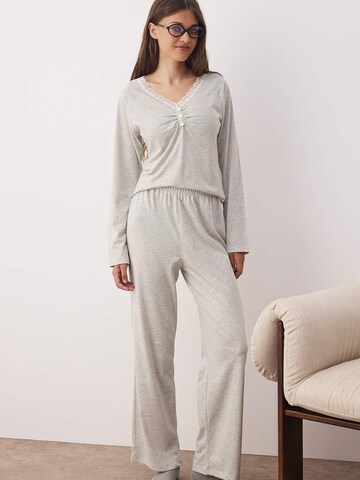 Trendyol Πιτζάμα σε γκρι: μπροστά