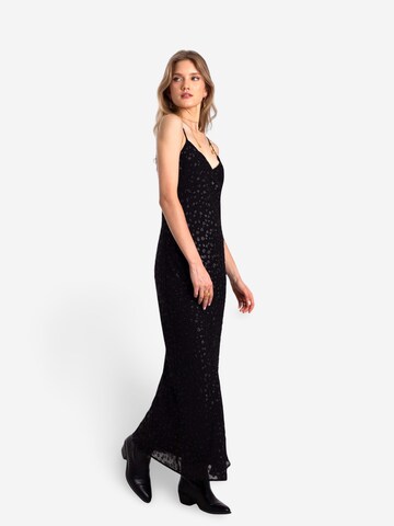THE-ARE - Vestido en negro