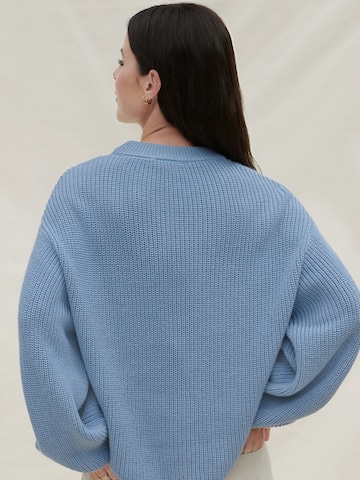 A LOT LESS Sweater 'Clara' in Blue