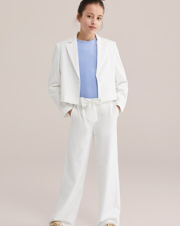 WE Fashion Regular Trousers in White