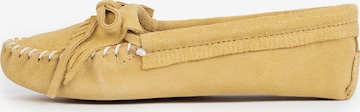 Minnetonka - Mocassins 'Kilty Softsole' em amarelo: frente