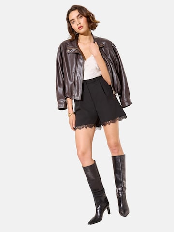 Regular Pantaloni cutați de la Friends Like These pe negru: față