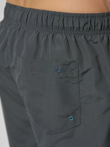 MCS Badeshorts 'Garland' i grå