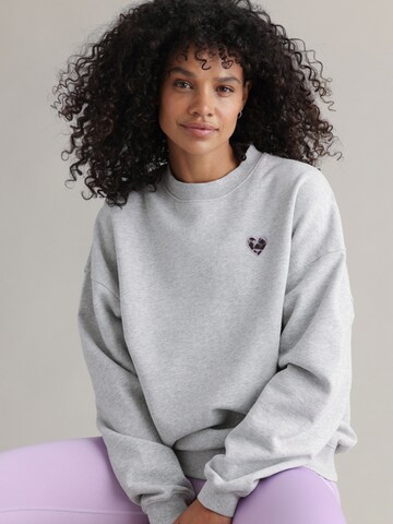Sweat-shirt 'Leo Heart' Hey Honey en gris