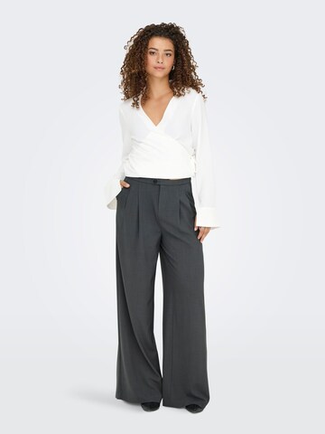 Regular Pantalon à pince 'SVEA' ONLY en gris