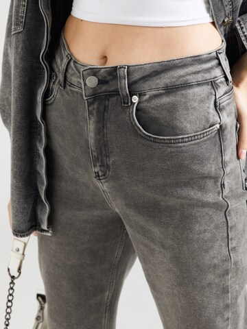 regular Jeans 'Raven' di ABOUT YOU in grigio