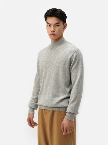 GOBI Cashmere Neulepaita 'Men's Essential Mock Neck Cashmere Sweater' värissä harmaa