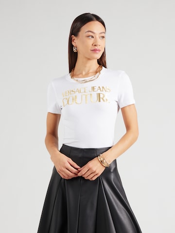 Tricou de la Versace Jeans Couture pe alb: față