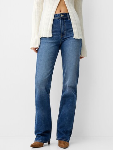 Bootcut Jeans di Bershka in blu: frontale