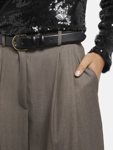 Nicowa Slimfit Anzughose 'ROSCIWO', weites Bein, Bundfalten, Model trägt Größe 34 in Braun