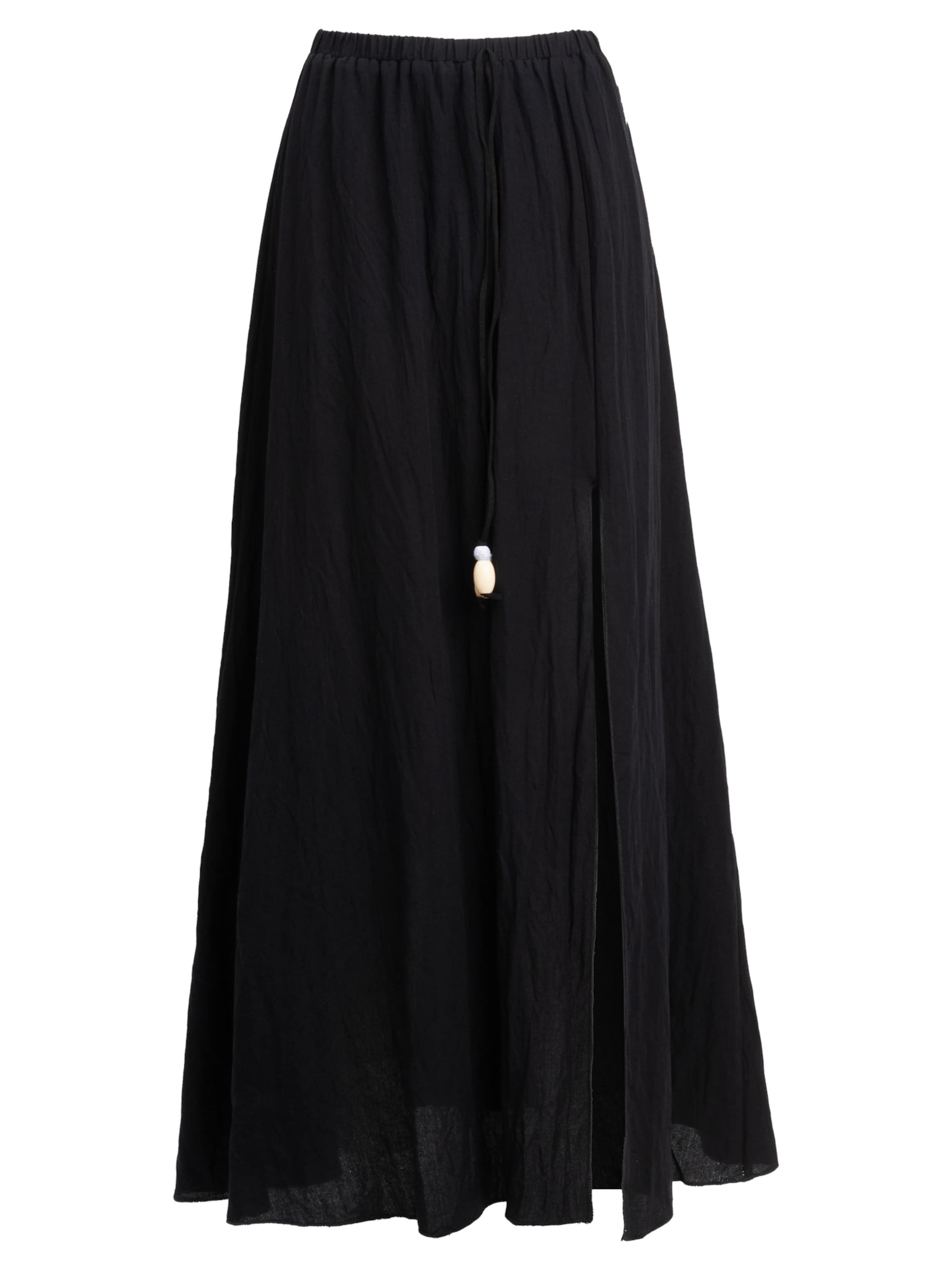 Influencer Пола в черно: отпред