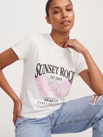 Tricou 'JXASTRID' de la JJXX pe alb