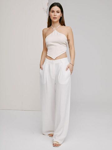 Wide leg Pantaloni con pieghe 'Elisa' di A LOT LESS in bianco