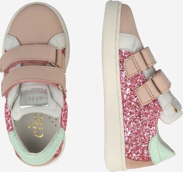 Sneaker di clic in rosa