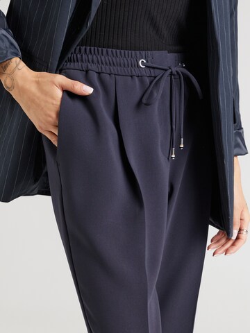 Tapered Pantaloni con pieghe 'Tariyanah' di BOSS in blu