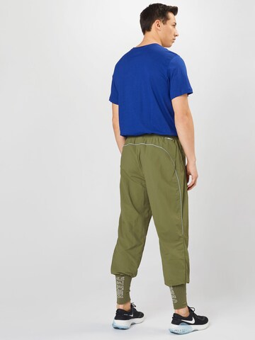 NIKE - Tapered Pantalón deportivo en verde