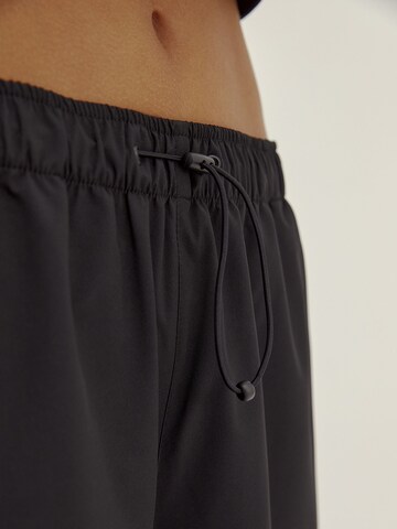 millane - Loosefit Pantalón cargo 'Laia' en negro