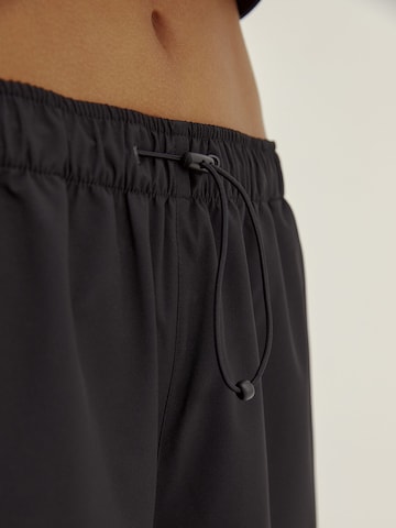 millane - Loosefit Calças cargo 'Laia' em preto