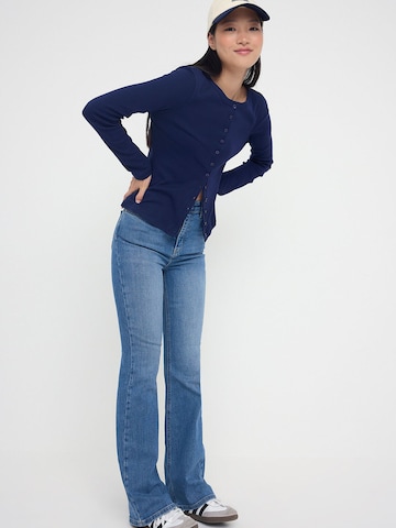 Trendyol Flared Jeans in Blau